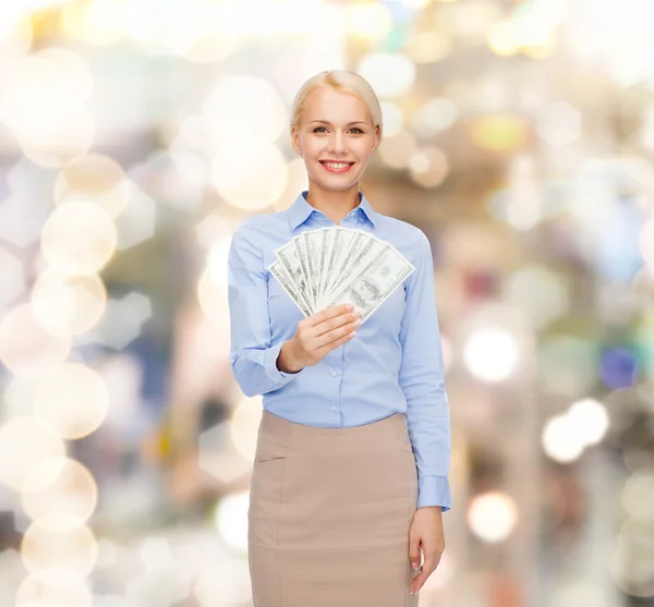 Giovane donna d'affari con denaro contante dollaro — Foto Stock