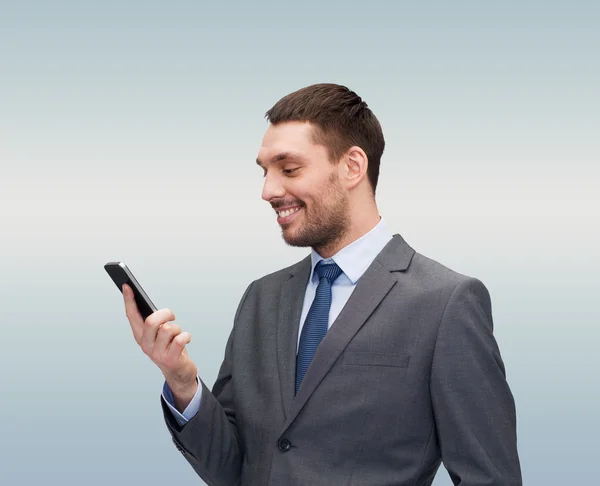Jonge lachende zakenman met smartphone — Stockfoto