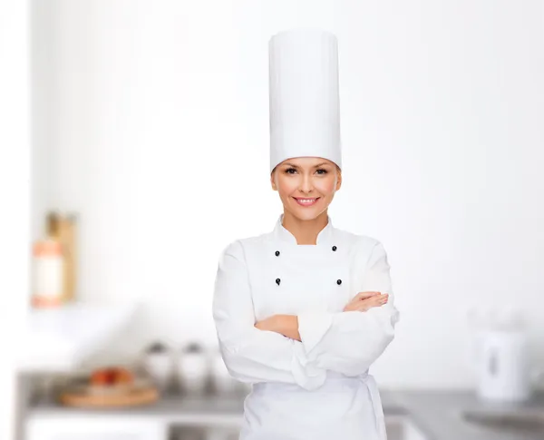 Glimlachend vrouwelijke chef-kok met gekruiste armen — Stockfoto