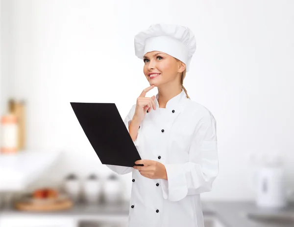 Усміхнений жіночий шеф-кухар з чорним чистим папером — стокове фото