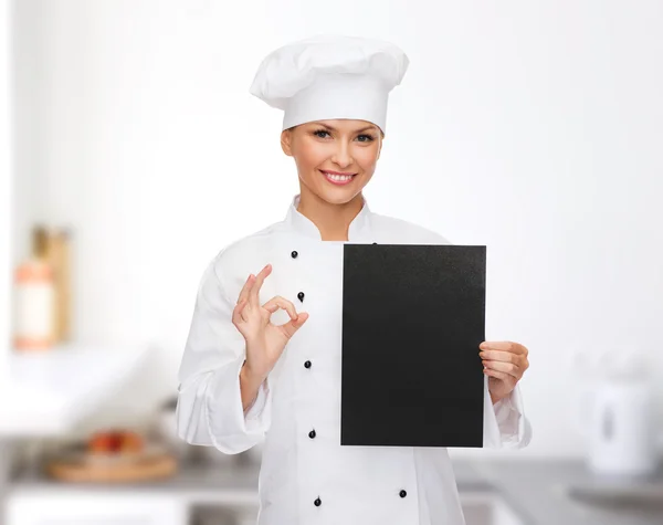 Chef femme souriante avec papier blanc noir — Photo