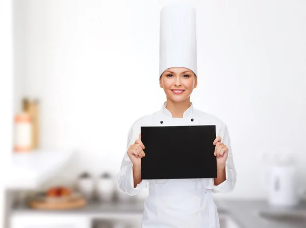 Chef femme souriante avec papier blanc noir — Photo