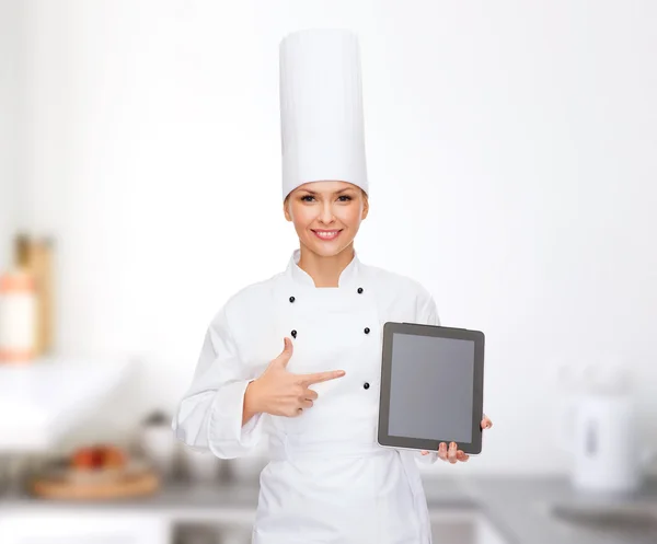 Uśmiechnięta kobieta kucharz z tabliczka pc pusty ekran — Zdjęcie stockowe