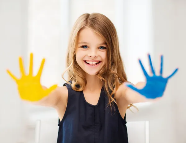 Menina mostrando as mãos pintadas — Fotografia de Stock