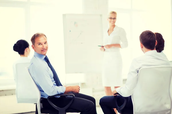 Empresario en reunión de negocios en la oficina —  Fotos de Stock