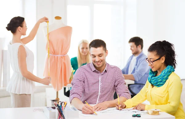 Stilisti sorridenti che lavorano in ufficio — Foto Stock