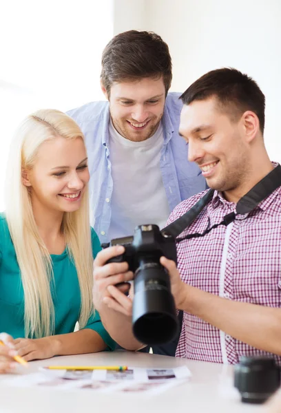 Uśmiechający się zespół z aparat fotograficzny, praca w biurze — Zdjęcie stockowe