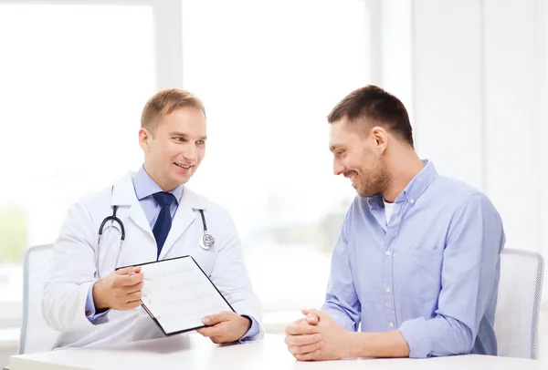 Doctor with clipboard and patient in hospital — Stock Photo, Image