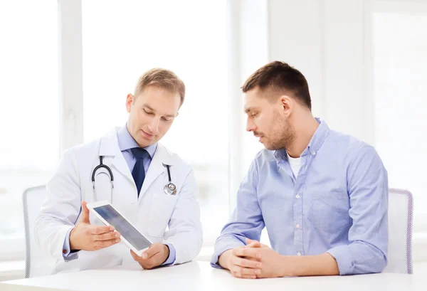 Arts met tablet pc en patiënt in het ziekenhuis — Stockfoto