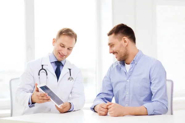 Doctor with tablet pc and patient in hospital — Stock Photo, Image