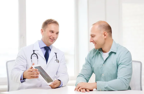 Doctor with tablet pc and patient in hospital — Stock Photo, Image