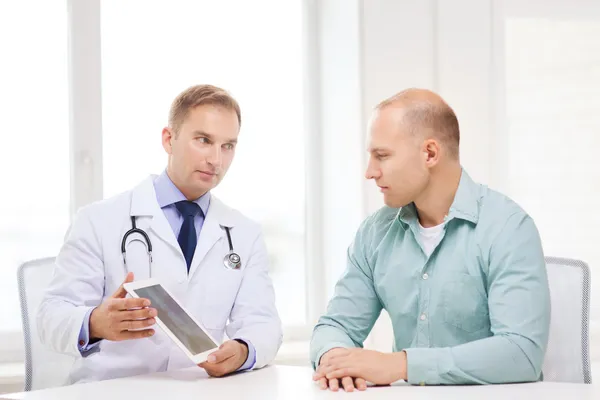 Doctor with tablet pc and patient in hospital — Stock Photo, Image