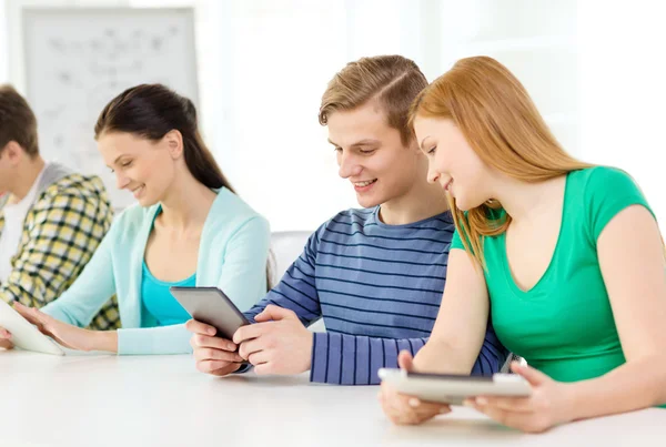 Öğrenciler, okulda tablet pc ile gülümseyen — Stok fotoğraf