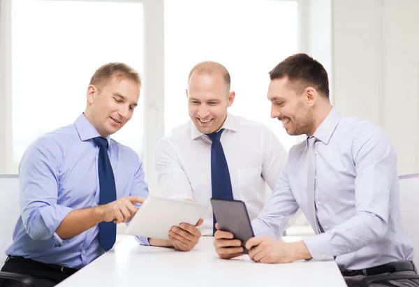 Trois hommes d'affaires souriants avec tablette PC au bureau — Photo