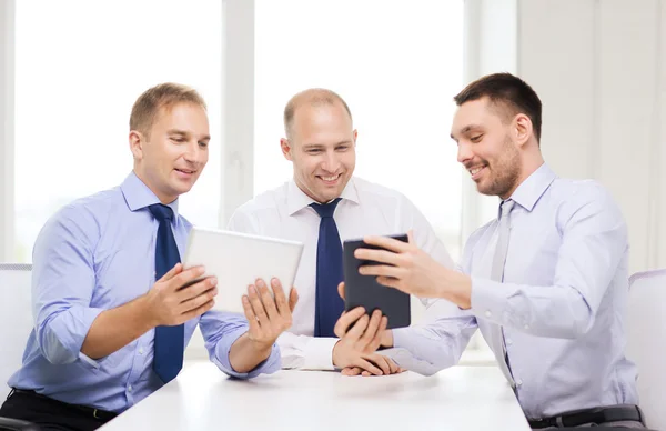 Trois hommes d'affaires souriants avec tablette PC au bureau — Photo