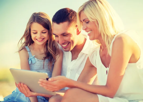 Gelukkige familie met tablet pc nemen foto — Stockfoto