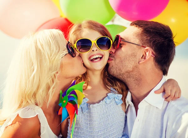 Rodina s barevnými balónky — Stock fotografie