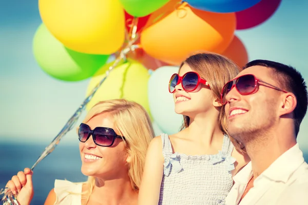 Familia feliz con globos de colores al aire libre —  Fotos de Stock