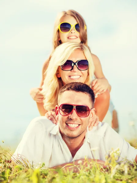 Lycklig familj med blå himmel och grönt gräs — Stockfoto