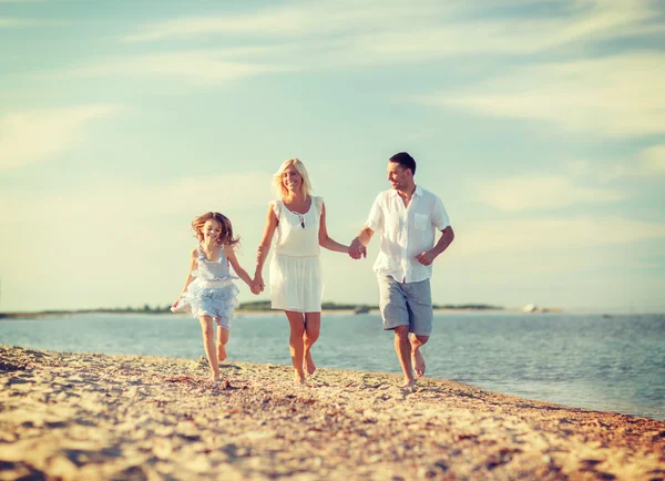 Deniz kenarında mutlu bir aile — Stok fotoğraf