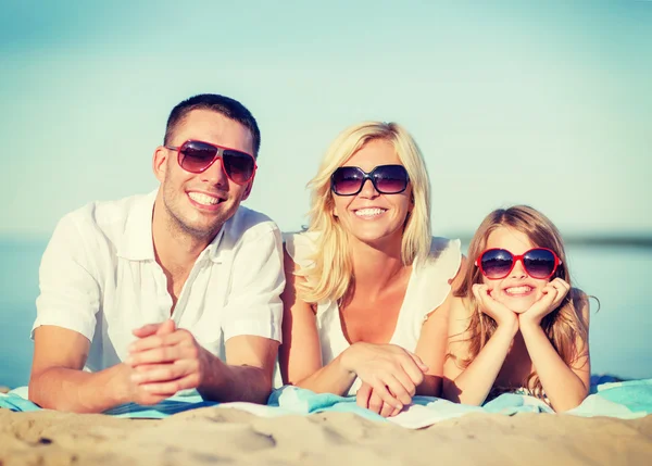 Familia feliz en la playa — Foto de Stock