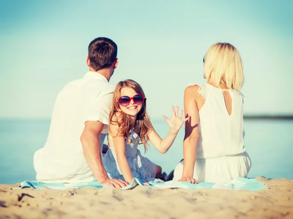 Família feliz na praia — Fotografia de Stock