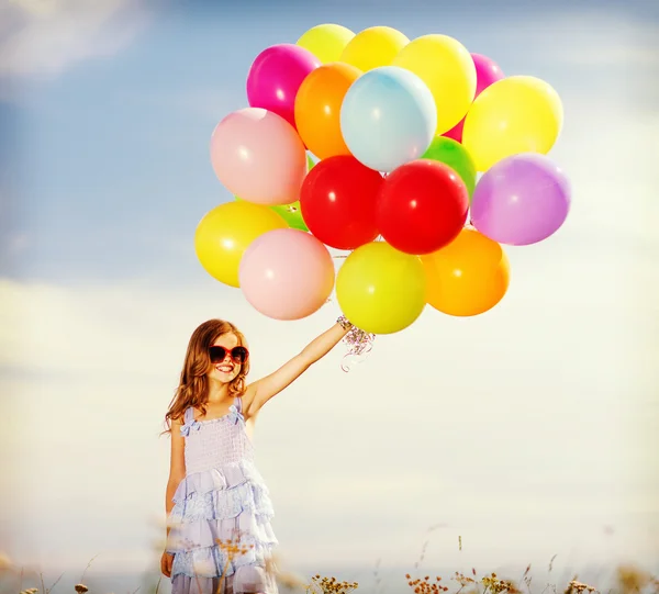Gelukkig meisje met kleurrijke ballonnen — Stockfoto