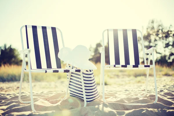 Два пляжных лосьона с пляжной сумкой и белой шляпой — стоковое фото