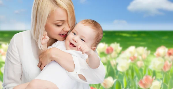 Madre feliz con el bebé sonriente — Foto de Stock