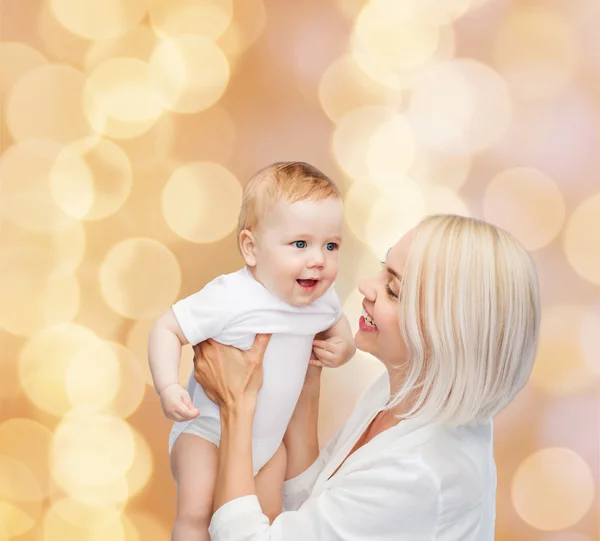 Glad mamma med leende baby — Stockfoto