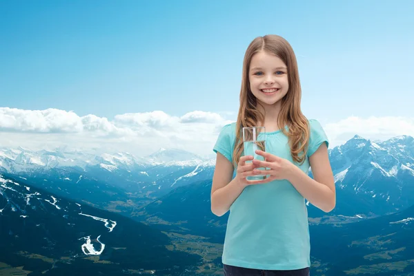 Leende liten flicka med glas vatten — Stockfoto