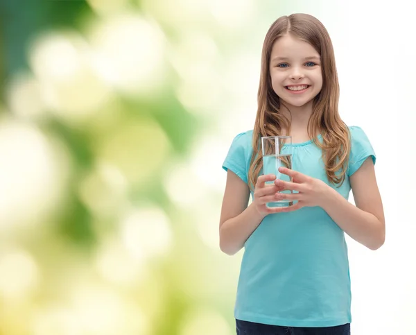 Sorridente bambina con un bicchiere d'acqua — Foto Stock