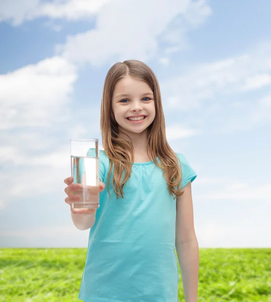 Lächelndes kleines Mädchen gibt Glas Wasser — Stockfoto