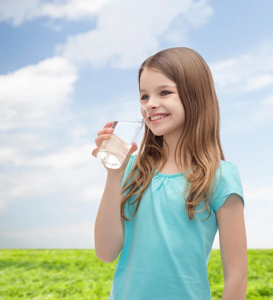 Sorridente bambina con un bicchiere d'acqua — Foto Stock