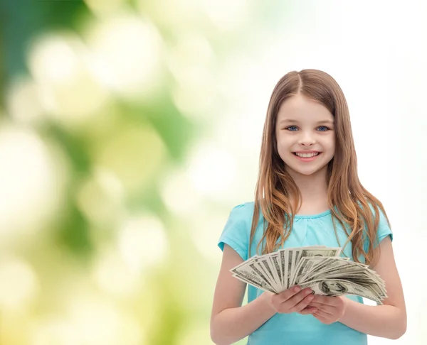 Sorrindo menina com dinheiro em dinheiro dólar — Fotografia de Stock