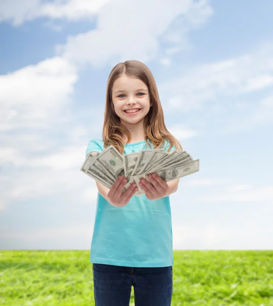 Χαμογελώντας μικρό κορίτσι δίνοντας Δολάριο μετρητά χρήματα — Φωτογραφία Αρχείου