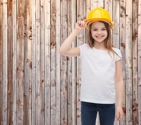 Leende liten flicka i skyddande hjälm — Stockfoto