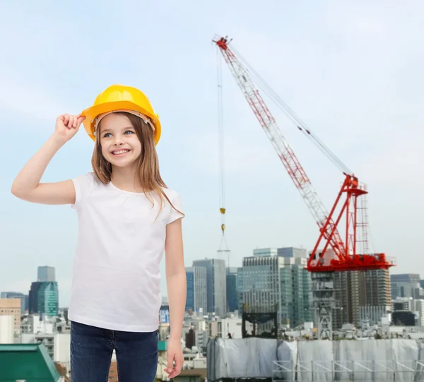 Lächelndes kleines Mädchen mit Schutzhelm — Stockfoto