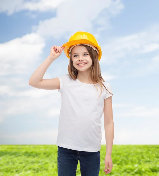 Leende liten flicka i skyddande hjälm — Stockfoto