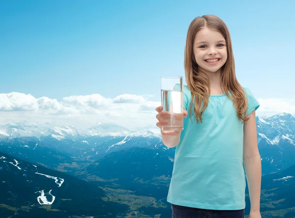Glimlachend meisje glas water geven Rechtenvrije Stockfoto's