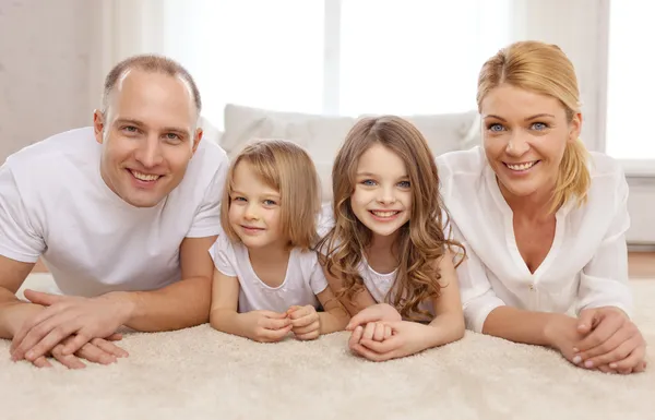 Rodziców i dwie dziewczyny leżącej na podłodze w domu — Zdjęcie stockowe