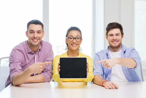 Colleghi sorridenti che mostrano tablet pc schermo vuoto — Foto Stock