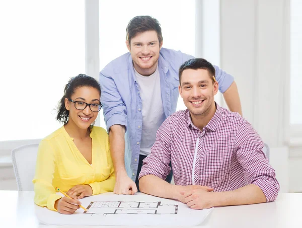 Drei lächelnde Architekten im Büro — Stockfoto