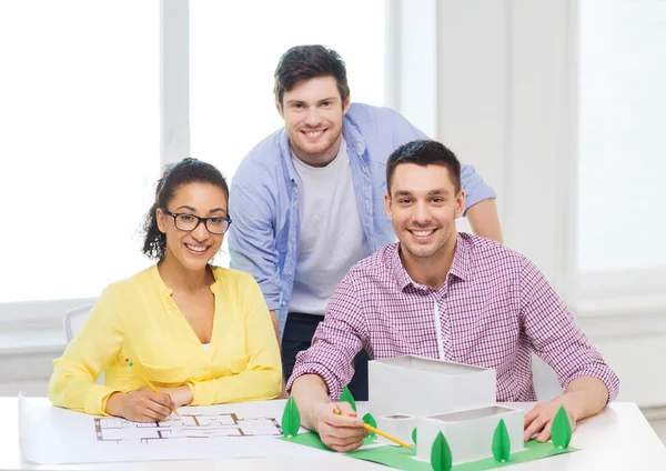 Lachende architecten werken in office — Stockfoto