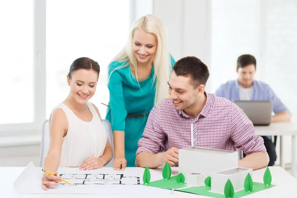 Lächelnde Architekten im Büro — Stockfoto