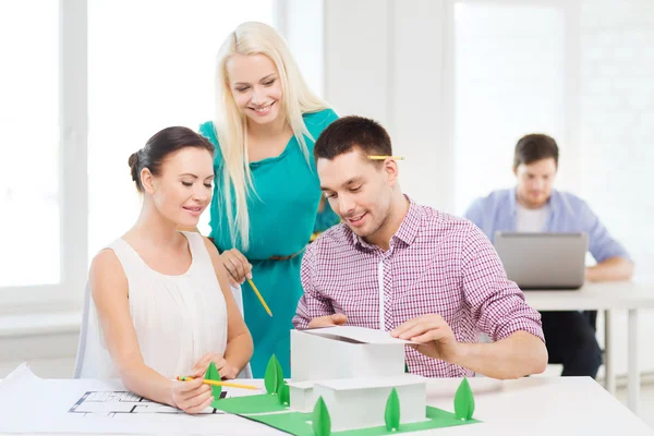 Arquitetos sorridentes trabalhando no escritório — Fotografia de Stock