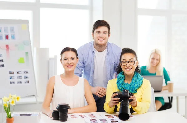 Uśmiechający się zespół z aparat fotograficzny, praca w biurze — Zdjęcie stockowe