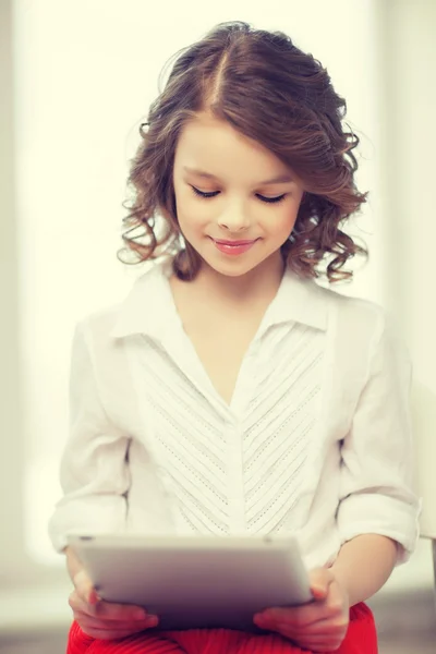 Chica con la PC tableta —  Fotos de Stock