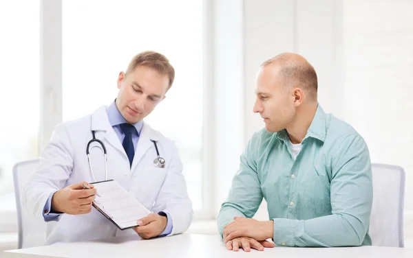 Doctor with clipboard and patient in hospital — Stock Photo, Image