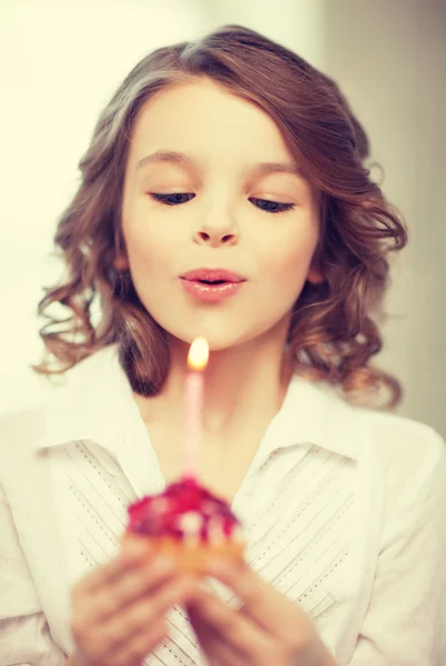 Girl with cupcake — Stock Photo, Image